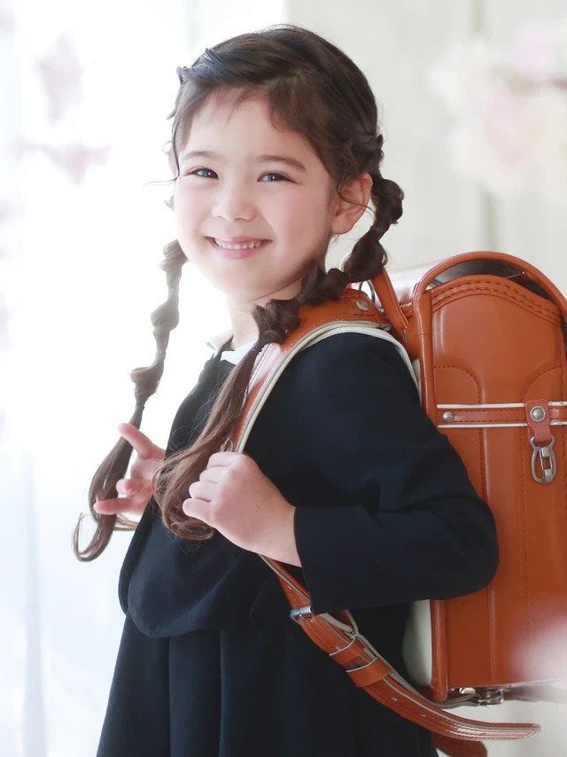 ランドセルを背負って笑う入学記念の女の子